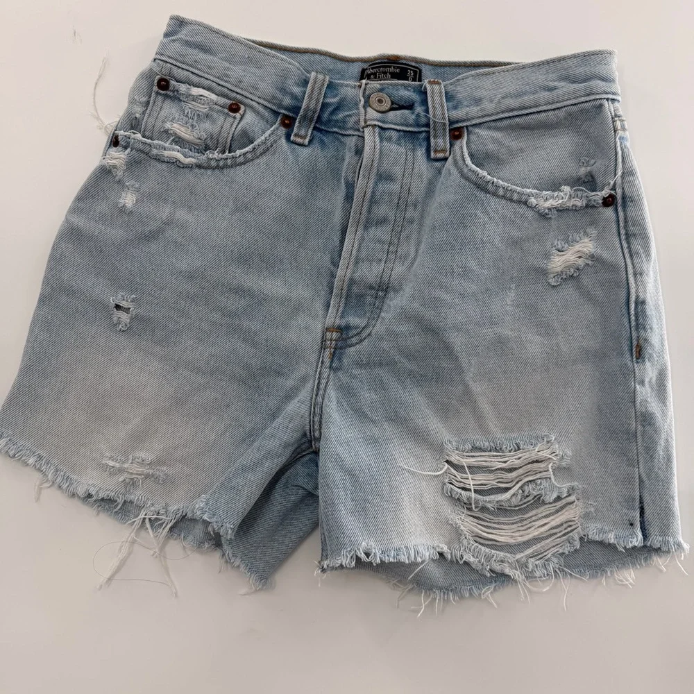 Abercrombie & Fitch High Rise 9” Short Women’s Light Wash Distressed Denim 0 - Picture 1 of 8
